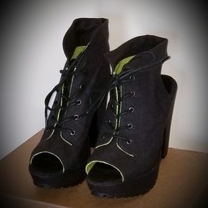 BLOWFISH PLATFORM BOOTIES STYLE SANDALS.